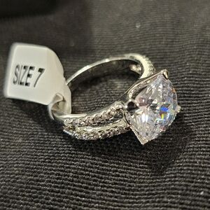 93 - Gorgeous Womens White Gold 1.5 CTW CZ size 7 Designer Ring